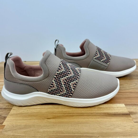 NWOB Clarks Cloudstepper Women's Nova Way Slip On Sneaker Stone Beige 8.5 - Picture 6 of 9